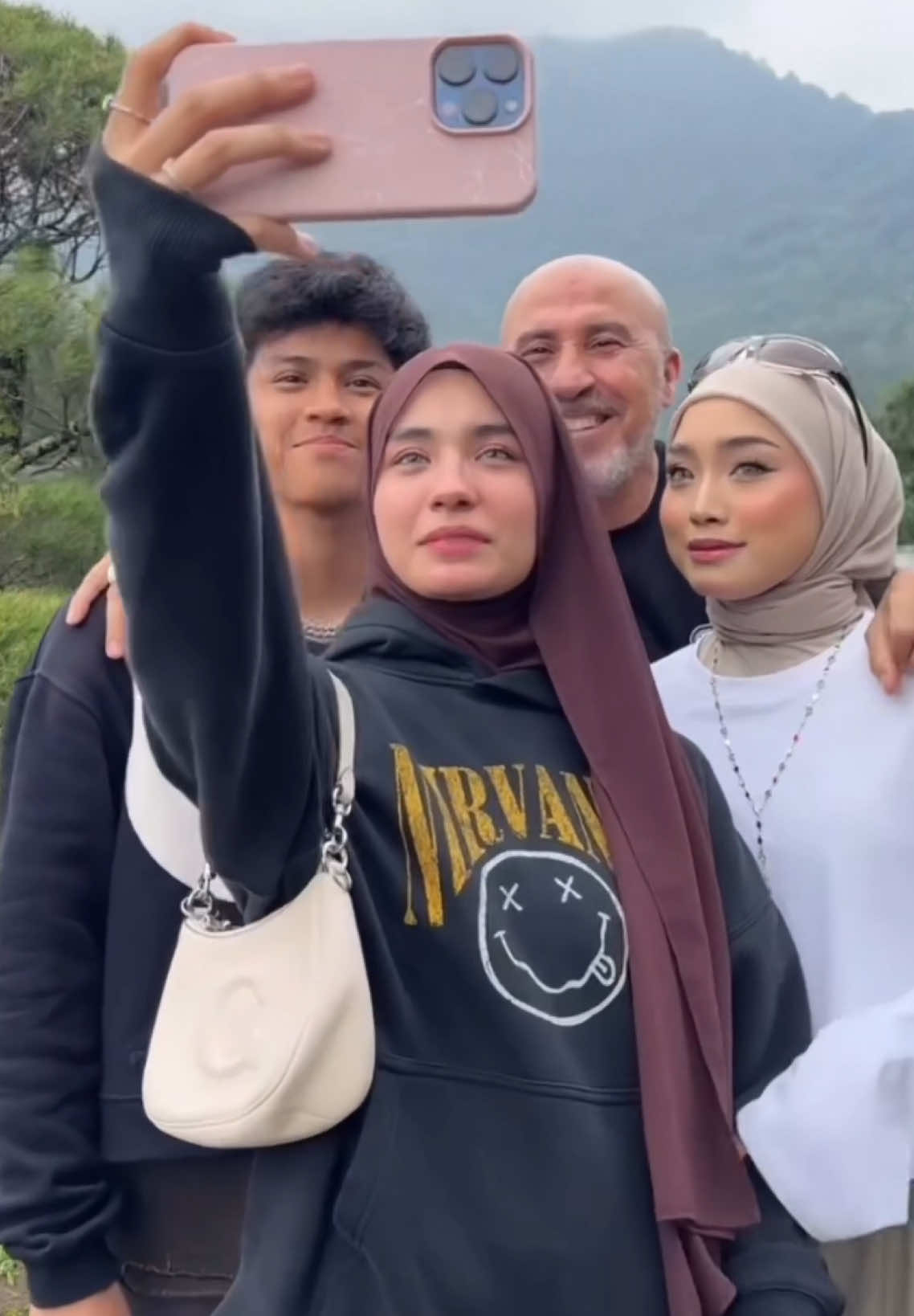 Memang tidak bisa di jauhkan, exc: @JADEN @˚ ༘♡ ⋆｡˚ rania ˚ ༘♡ ⋆｡˚ 