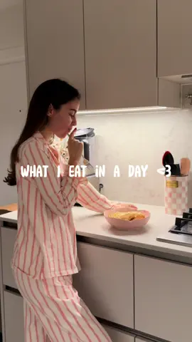 what i eat in a day! 🥓💗 #wieiad #fulldayofeating #whatieatinaday #eatwithme #healthybreakfast #breakfastinspo #quicklunch #lunchideas #lemonpasta #breadedchicken #thatgirl #avocadotoast #foryou #fyp #foryoupage #viral #trending #EasyRecipes #healthydinner #intuitiveeating 