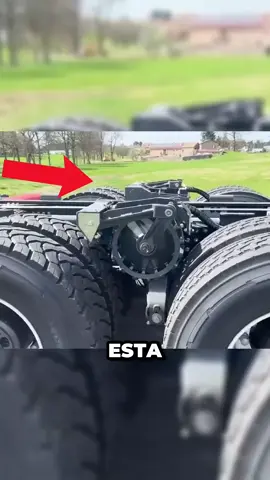 Esta rueda adicional mejora la capacidad todoterreno del camión. El eje de metal se coloca entre las ruedas motrices principales y con solo presionar un botón, se baja, conectando las ruedas traseras y delanteras. Este mecanismo hace que giren de manera sincronizada, aumentando la fuerza de tracción. En una situación de crisis, incluso puedes usar un tronco para superar terrenos difíciles.  #shorts​ #tecnologia​ 
