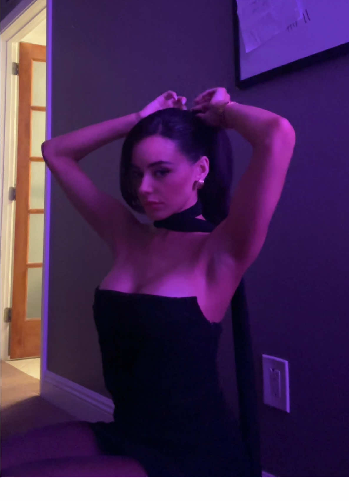 🙂 #updo #littleblackdress #eveningdress #fullglam #fullglammakeup #ponytail #brunettehair #datenightoutfit #blackcatenergy 