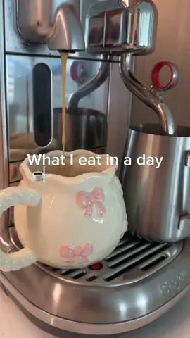 What i eat in a day ☕️🫐🍓🥤🍳🥑🌯  Ft some makeup @Charlotte Tilbury @lorealparisuk @Kylie Cosmetics  #wieiad #whatieatinaday #dinner #DinnerIdeas #cookwithme #dinnerwithme #dinner #brunch #smoothie #healthydinner 