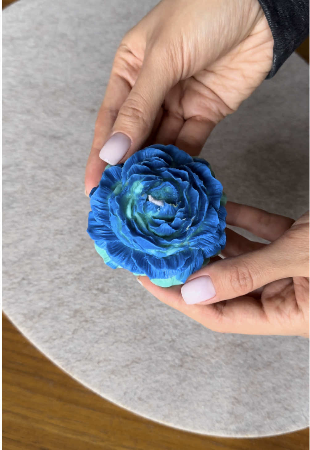 The full process of making the peony candle in a silicone mold 🌸 I especially love the demolding part. It’s so satisfying 🫠 although nerve-racking, because I’m always afraid I’ll break the petals! 😅 #peonycandle #siliconemold #demolding #candlemaking #candlesoftiktok