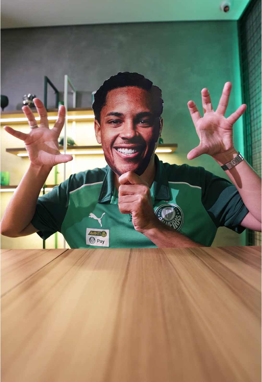 Atores: Estêvão, Raphael Veiga, Paulinho e Vitor Roque. Direção à distância: Cazé.   Absolute cinema! 🤣 