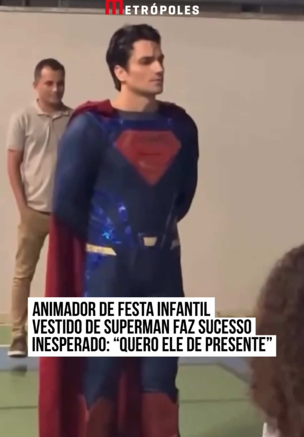 😲😂 O #modelo Júlio Moura foi contratado para animar uma #festainfantil com o tema de super-heróis, mas acabou conquistando um público bem além da garotada. Vestido como #SuperHomem, da #DCComics, ele não só fez a alegria das #crianças, como também chamou a atenção das #mães – e da internet. O registro viralizou e arrancou risadas dos internautas: “Minha amiga tá perguntando o contato do animador pra festa da filha dela”, brincou um perfil. Outro comentou: “Ele parece mais o Superman que o próprio Superman kkk”. E teve até quem fez piada com a semelhança com Henry Cavill: “As coisas estão tão caras que até o Henry Cavill tá fazendo um bico pra inteirar o aluguel 😭”. O que acharam?😂 #TikTokNotícias