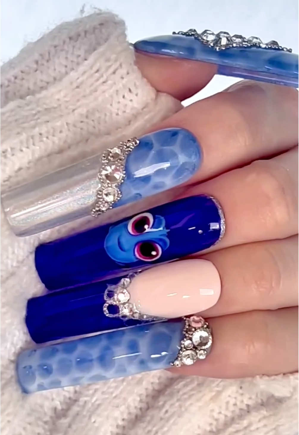 🐟🩷 Just keep swimming… into the weekend 🌸🌊  Friday has us in our feels with this a-DORY-ble “Dory” nail art tutorial 💙 follow Adrianna step by step and make her yourself as you dream of sunny days and life under the sea 🩷🪸  🌸 Grab your brushes and get to painting your world PINQUE 🌎🩷🎀