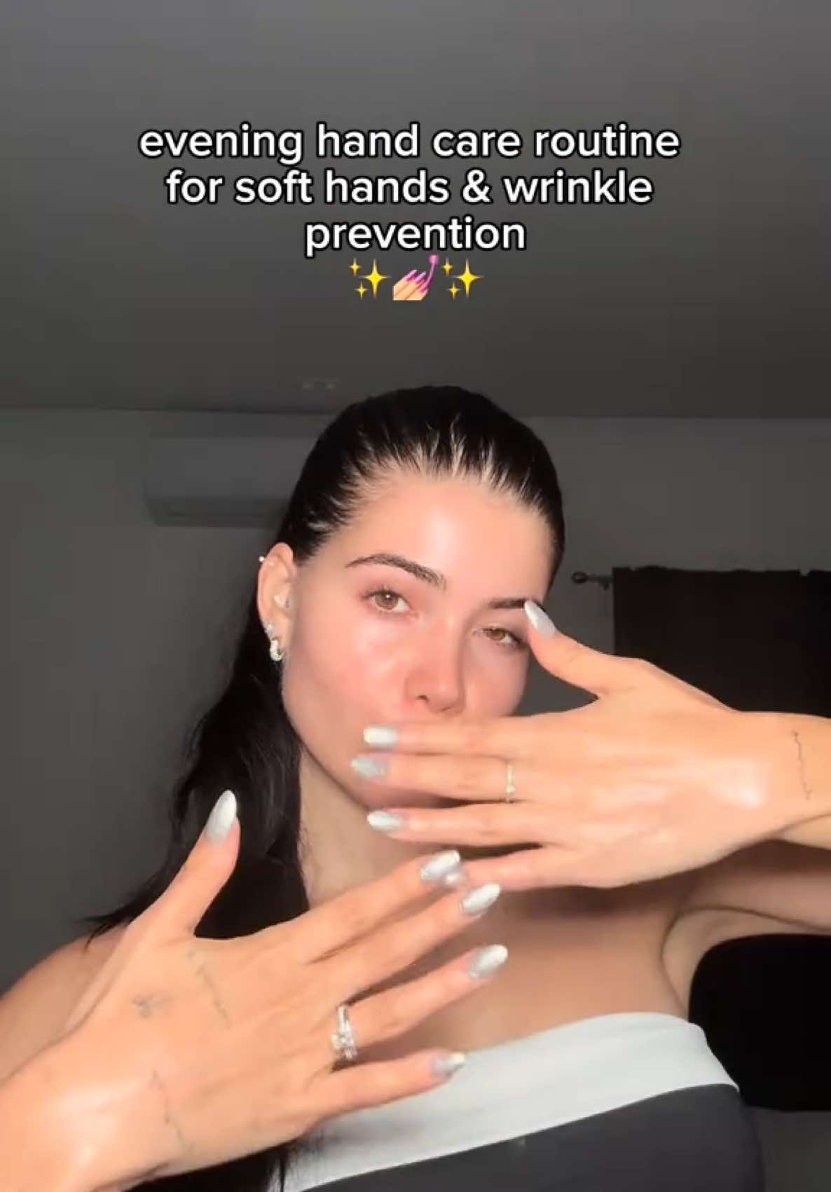 A good hand care is so important too as our hands age very fast 🤫🤭🌟 #beautytips #skincare #koreanskincare #fyp #GlowUp #foryou #retinol #handcare #nightroutine 