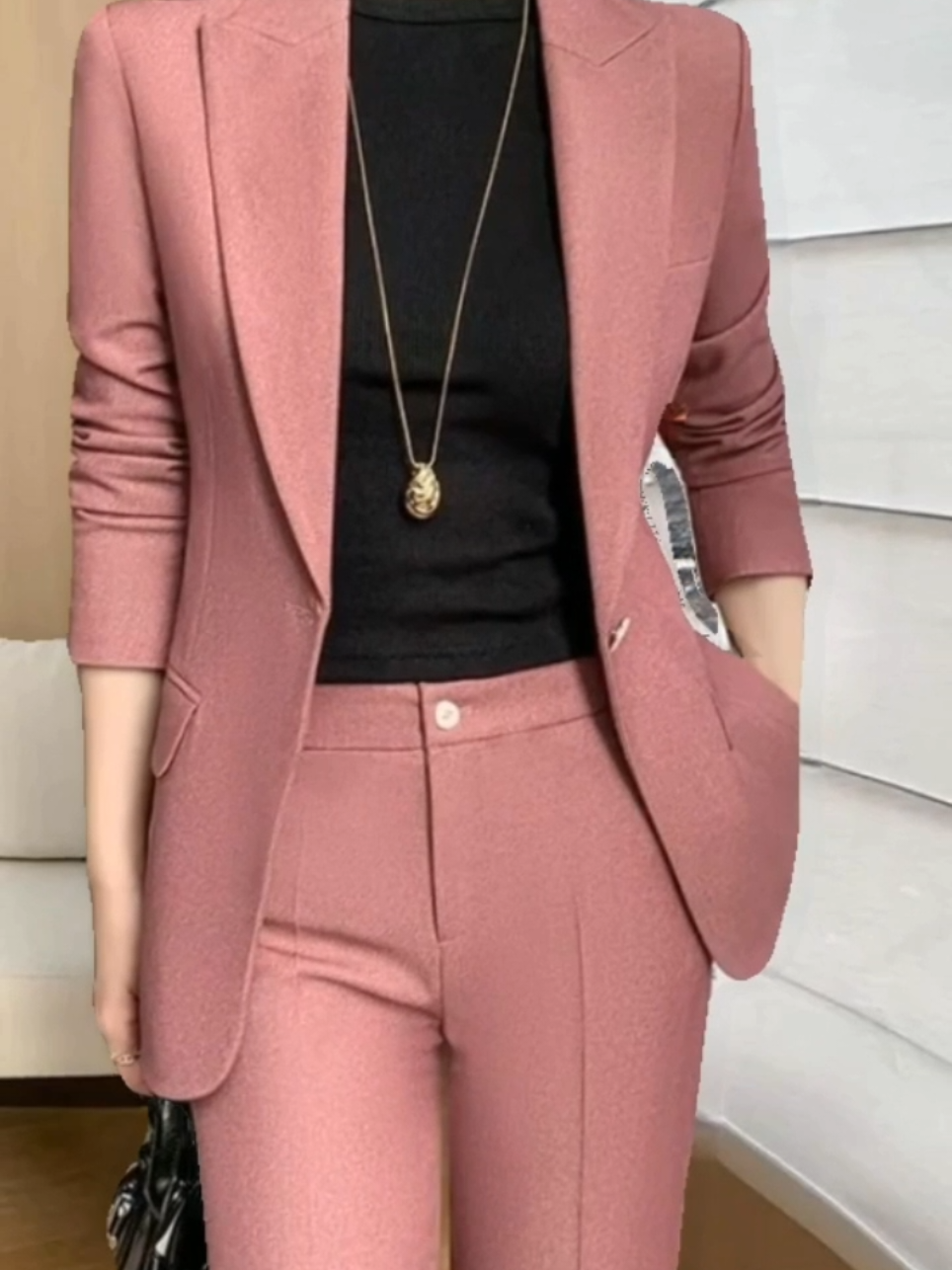 #TerninhoFeminino #LookElegante #ModaExecutiva #MulherEstilosa #FashionTrend #EmpoderamentoFeminino #ChicESofisticada #EstiloComPersonalidade