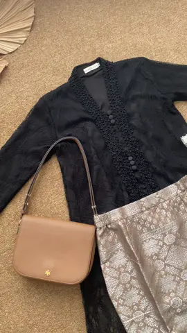 Tampil mempesona di setiap momen spesial dengan Elaila kebaya yang cantik dan elegan🖤 #kebaya #kebayamodern #kebayawisuda #kebayacantik #kebayamuslim #kebayakondangan #kebayalamaran #kebayahitam #kebayapayet #outfitkondangan #roksongket 