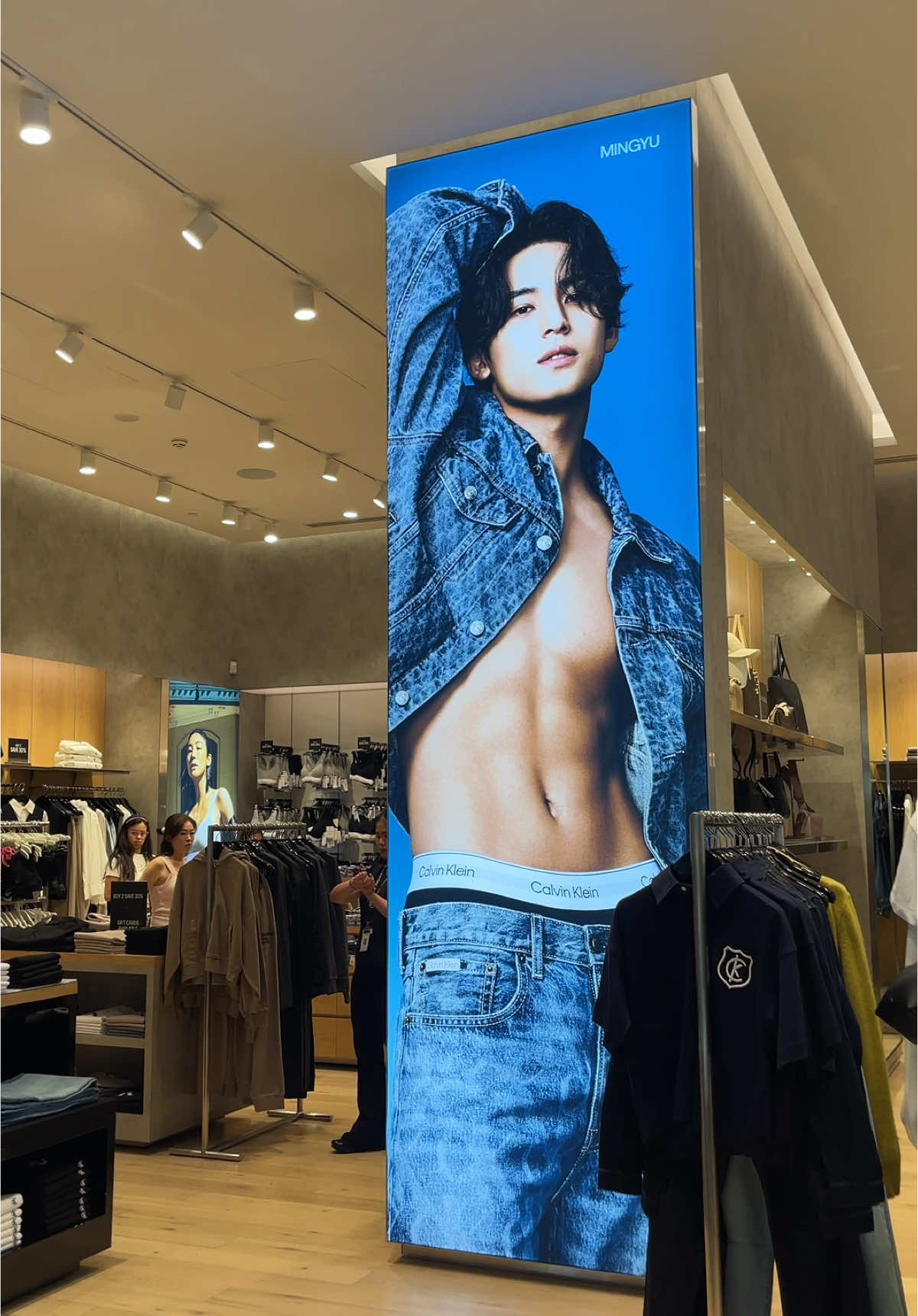 he came all the way to Melbourne central🥺🫶🏻 @SEVENTEEN #mingyu #seventeen17_official #mingyucalvinklein #melbourne #carats 