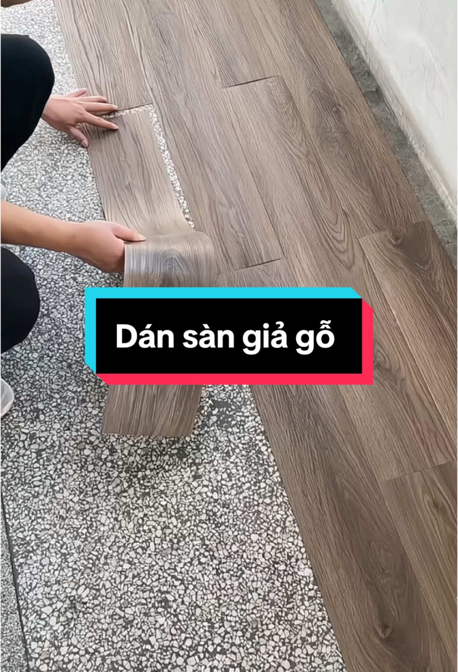 COMBO 20 Miếng nhựa lót sàn giả vân gỗ sang trọng, có keo sẵn dễ dán, giá rẻ. #GamingOnTikTok #giadinhviet #giadungtienich #dogiadunhthongminh #miengnhualotsan #lotsangiavango #miengnhualotsangiavango #xuhuong 