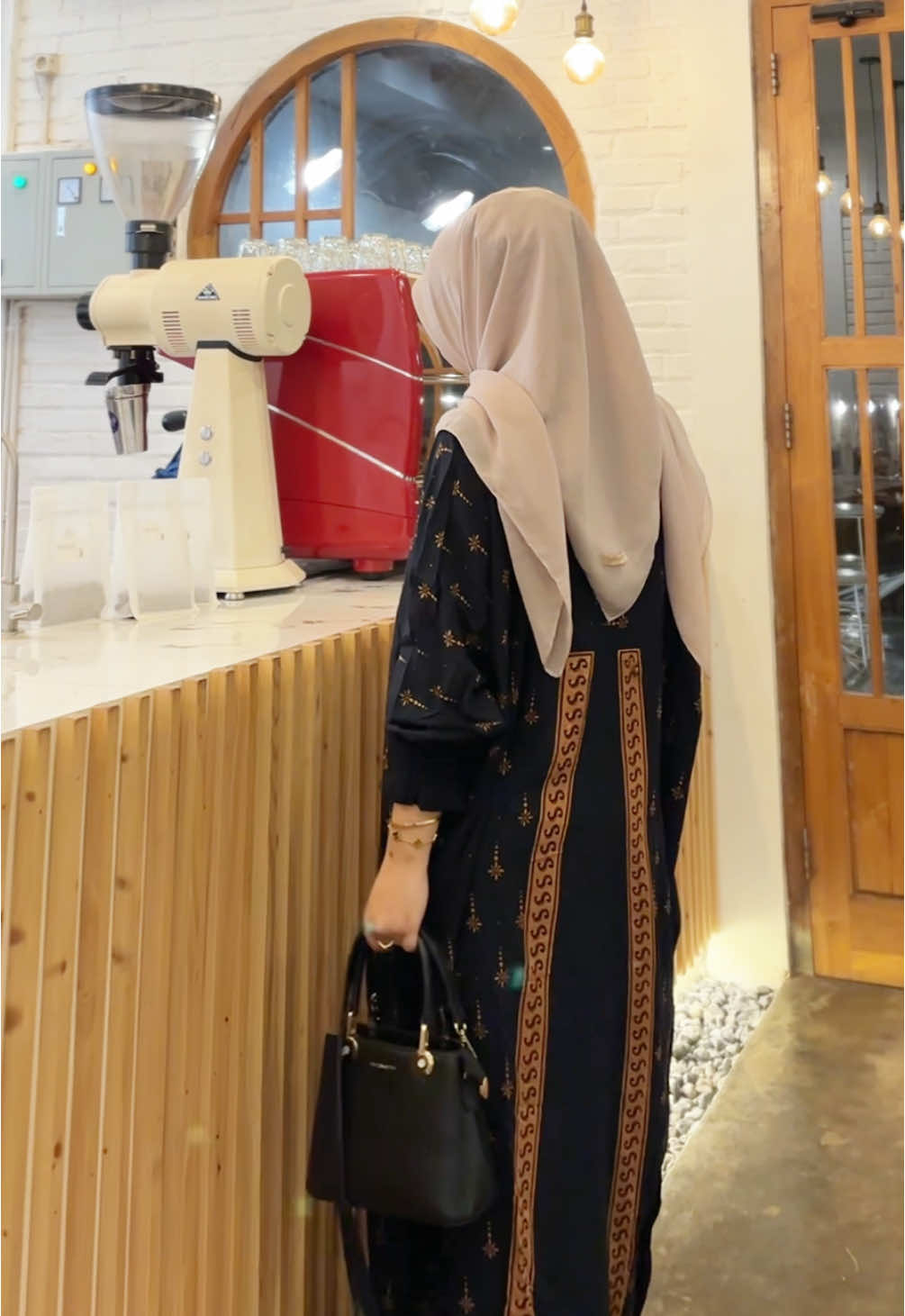 kaftannya cantik bangett 😍 yang masih cari outfit bukber bisa benget nihh pake kaftan sakina. harganya juga murce cuma 60 ribuan aja 😍😍 #kaftan #kaftanmurah #kaftanrayon #rayonpremium #outfitbukber #kaftansimple 