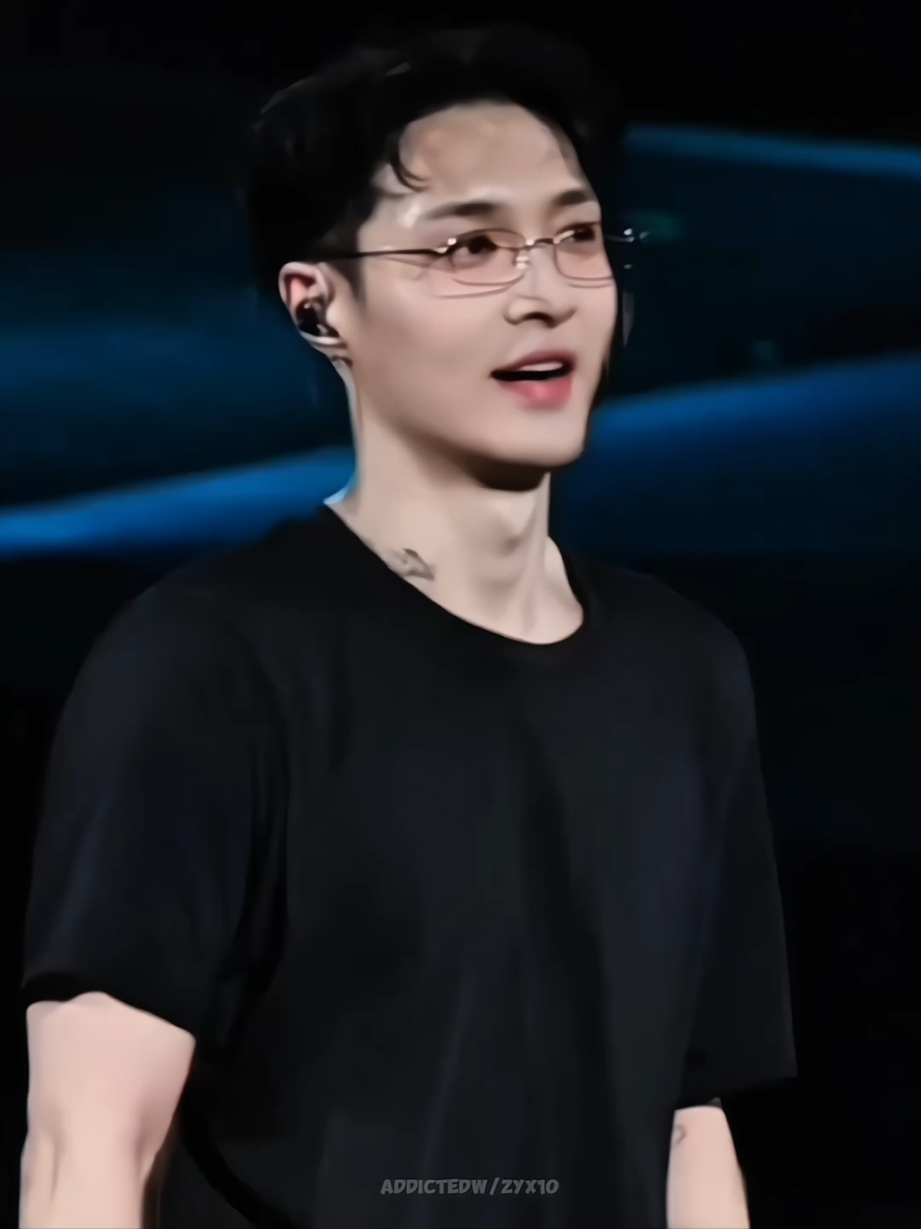 the black t-shirt + glasses... #LAY #layzhang #张艺兴 #zhangyixing #yixing #foryou 