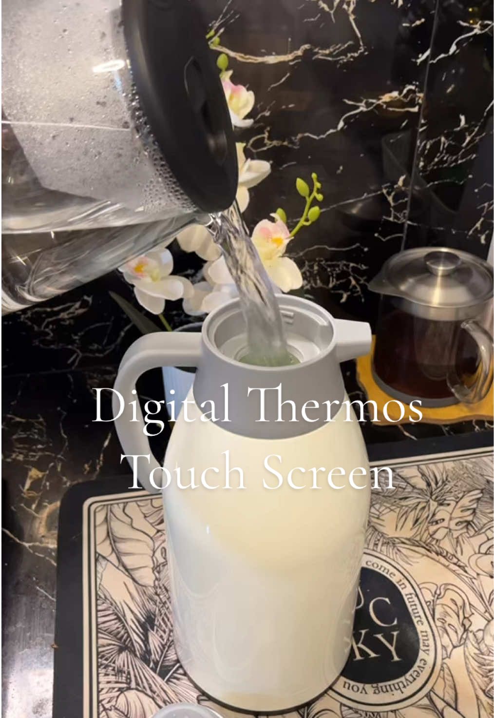 Hindi mo na kailangan buksan yung takip ng thermos malalaman mo pa kung gaano kainit yung tubig Thermos Digital Display Touch Screen #thermos #hotwater #thermalflask #kitchen 