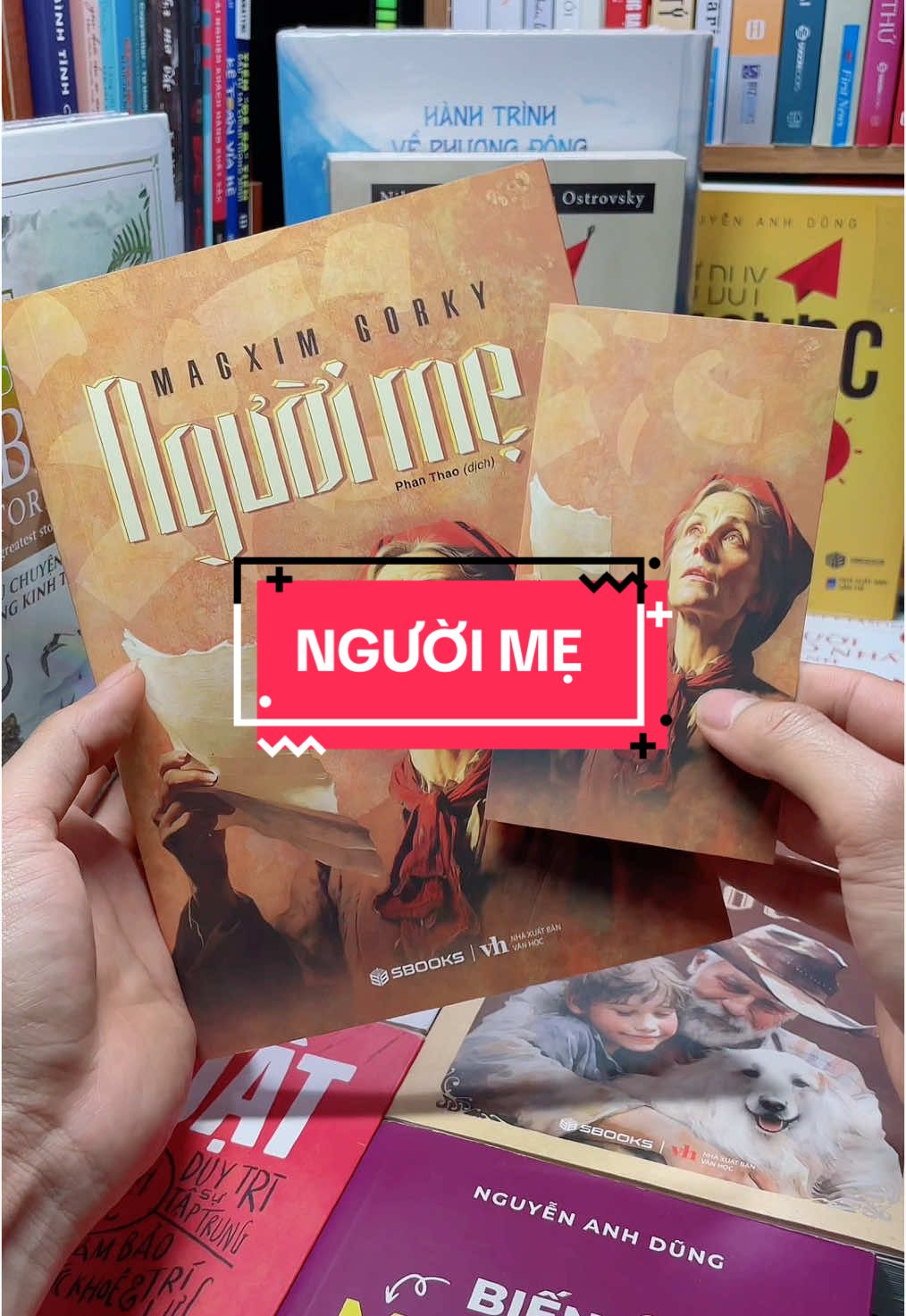 NGƯỜI MẸ – CUỐN TIỂU THUYẾT VĨ ĐẠI VỀ TÌNH YÊU, HY VỌNG VÀ ĐẤU TRANH! Nếu bạn muốn tìm một cuốn sách khiến tim mình rung động đến tận cùng thì đây là cuốn sách dành cho bạn Người Mẹ” của Maxim Gorky không chỉ là một tác phẩm văn học, mà còn là ngọn lửa thắp sáng tinh thần đấu tranh, sự hy sinh và tình yêu vô bờ bến của một người mẹ dành cho con. #tiemsachbinhyen #BookTok #sachhay #sách #reading #nguoime 