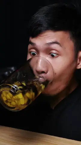 Cocok banget untuk berbuka puasa. Di tempat kalian ini namanya es apa? . ⚠️DISCLAIMER⚠️ 1. Video ini tidak bermaksud menggoda yang sedang berpuasa. 2. Apabila tergoda, mohon bersabar, tetap tenang, kuasai keadaan, dan disarankan untuk skip videonya. 3. Makanan/minuman yang ada dalam video ini dikonsumsi di luar waktu puasa atau setelah waktu berbuka puasa. . Baarakallaahu fiikum 🤲 . #asmr #eatingshow #cooking #es #cao #cincau #hitam #seger #segar #ide #menu #buka #berbuka #puasa #ramadhan2025 #bayashi #zachchoi #ekoyaki 