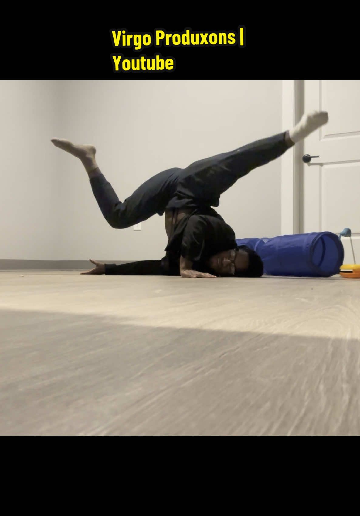 some handstand practice featuring Harley  doing this side-headstand took some time to get used too between the head positioning on the floor and how the shoulder is support you. the shoulder blade should be just pressing on the floor while your ear and chin bone is giving you more stability. - what I’ve learned by doing it over and over, Many failed attempts haha to say the least.  anyways, keep practicing your craft.  I wanted to try something new so I did, learned along the way.  keep showing up.   keep developing.  from my expression to yours.  how did you express yourself today?    #ethansowne #poledancer #blackboymagic🖤 #headstand #headstandtutorial #headstandpractice #selfexpression #blackboymagic #blackmendance 