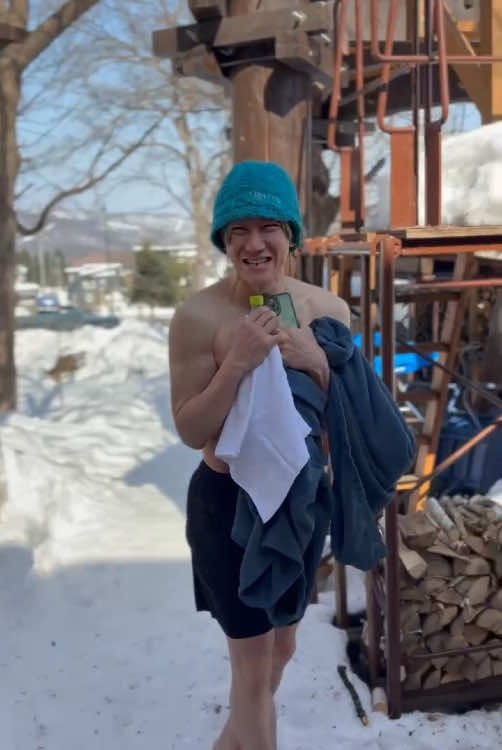 雪の中のサウナを体験するFUNKISTギタリスト（右側）・ヨシロウ。 #funkist #サウナ #雪景色 #富良野 