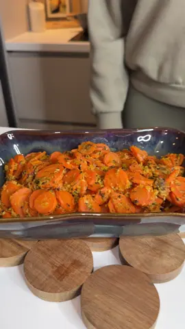 Carottes à la marocaine 🥕🇲🇦  8 à 10 carottes 10 petites gousses d’ail 1 petit bouquet de coriandre 1 petit bouquet de persil 1 citron confit 2 c.a.s d’huile d’olive 1 c.a.c de paprika 1 c.a.c de cumin Sel poivre jus de citron - Plonge les carottes dans une casserole d’eau bouillante salée et laisse cuire 8 à 10 min. Égoutte-les. Dans une marmite, fais chauffer l’huile d’olive. Ajoute le mélange ail, coriandre, persil et le citron confit, paprika, cumin et sel.1.	Plonge les carottes dans une casserole d’eau bouillante salée et laisse cuire 8 à 10 min. Égoutte-les. Dans une poêle, fais chauffer l’huile d’olive. Ajoute l’ail mixé, la coriandre, le persil et le citron confit. Incorpore les carottes et ajusté l’assaisonnement si besoin avec le paprika, le cumin, le sel, le poivre. Fais revenir quelques minutes à feu moyen en remuant délicatement, sans écraser les carottes. #CarottesMarocaines #RecetteFacile #CuisineOrientale #HealthyFood #FaitMaison #Ramadan #iftar 