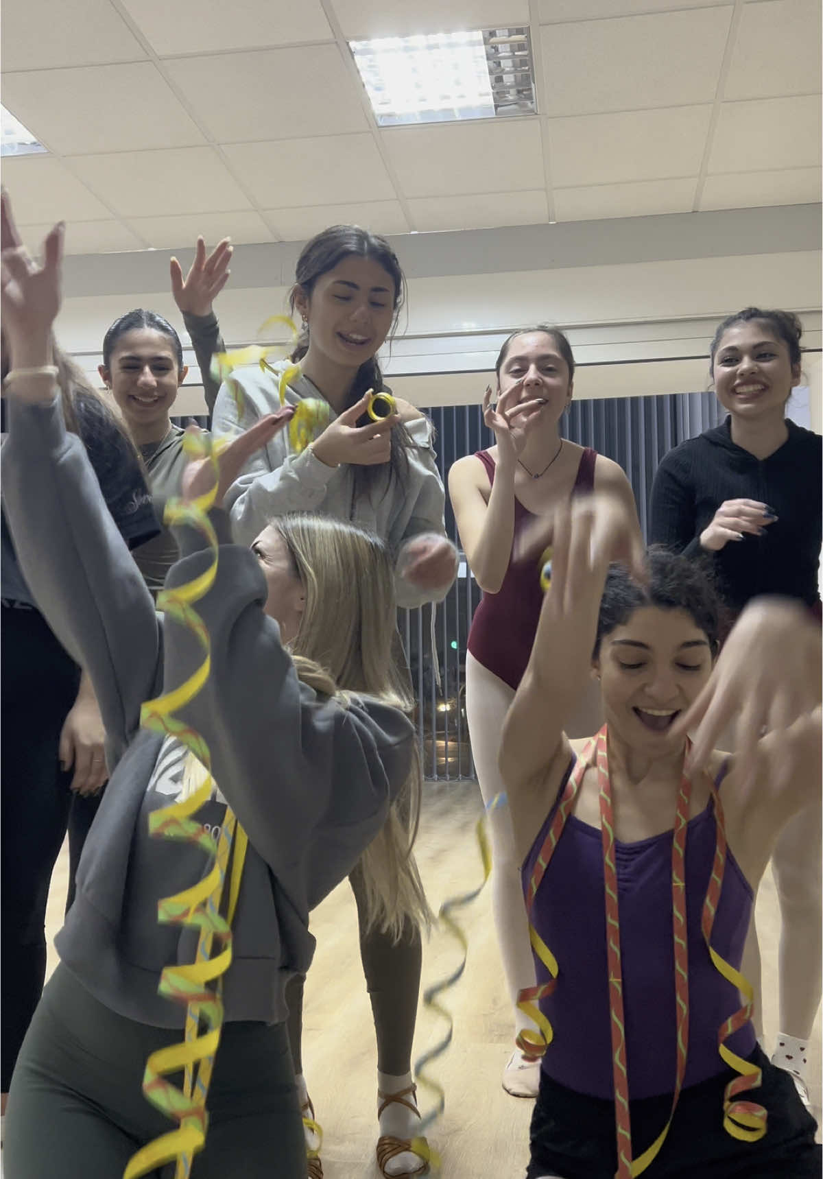 Que te la pongo🎉🥳💃#revolutiondancestudio #dancer #carnival #mood #cyprus #cyprustiktok #greece #tiktokgreece #fyp 