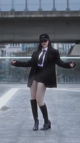 Heeseung walking trend. Lâu lâu nhảy vui xíuuu