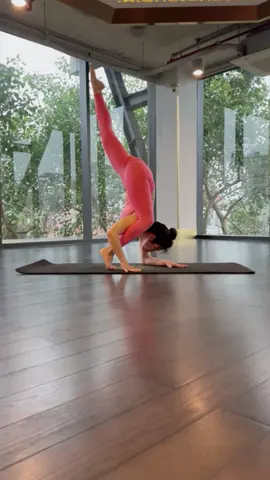 Nhẹ nhàng với Funky Lizard nhé😊   #QuynhPhuongYoga #YogaOnline #YogaTaiNha #PTYoga #Yoga #YogaNangCao #QuynhPhuongHandstand #Handstand #ĐaoTaoHLV_Yoga200H_AllianceUSA 