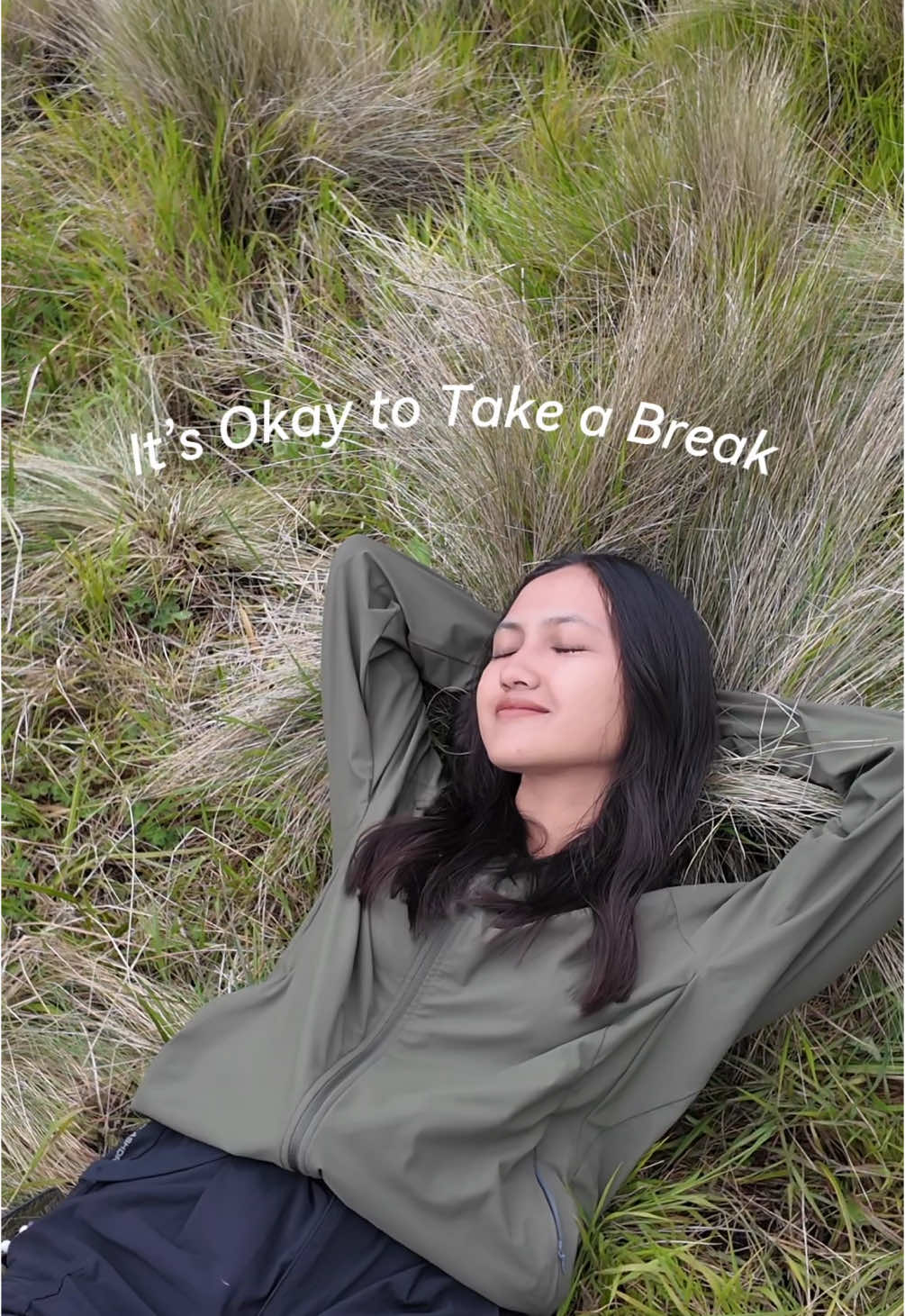 Di sabana kecil ini, aku belajar bahwa berhenti sejenak juga bagian dari melangkah⛰️👣 🫶🏻@Kelaya Hair Treatment #onedaybreak #feelthenature
