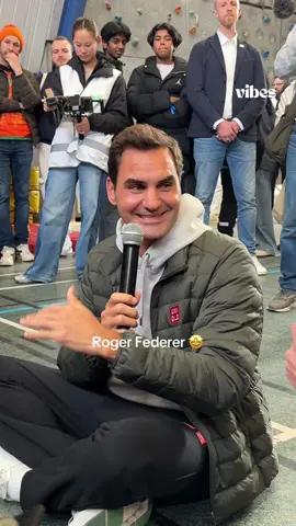 Roger Federer est à La Courneuve pour rencontrer des enfants et distribuer des vêtements d’hiver à des familles  dans le cadre du programme 
