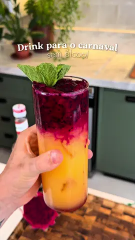 Drink zero álcool para o carnaval  Ingredientes: - 200ml de suco de laranja  - 30ml de xarope de cranberry  - 1/4 de pitaya  - gelo  - hortelã para decorar #drinks #receitasfit #drinksemalcool 