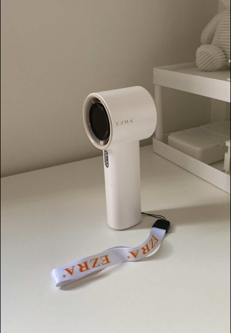 esse ventiladorzinho da Ezra é sem dúvidas a salvação pra esse calor, ele é super potente, recarregável e perfeito pra levar na bolsa, além de ser super fofo!  o link dele ta minha na bio e tem cupom pra vocês de R$10 off: ETT4THL5 ✨ #foryou #unboxing #ezra #ventiladorportátil #shopee #fyp #aesthetic #videodiary #shopeefinds #haul #bettdow #comprinhasshopee 