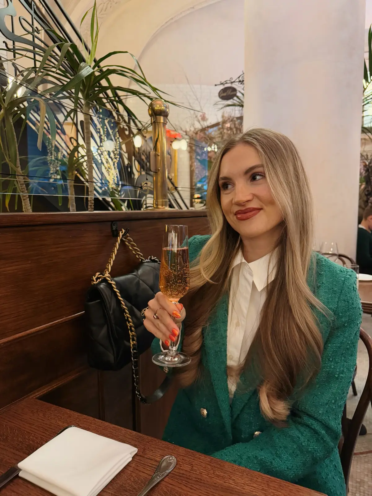 Brunch things 🥂🍏 Outfit: Blazer @Generation Love  Shirt @Ralph Lauren   Bag @ChanelOfficial 