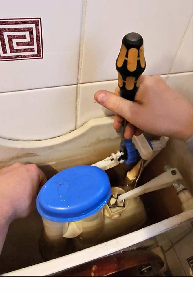 How to fix a faulty toilet fill valve 👊 #asmr #asmrsounds #learn #foryou #mmplumber #viral #plumbing #toolbag #pipes #tools #cleancopper #plumbertools #pressfit #soldering #copper #handtools #work #DIY #howto #plumber