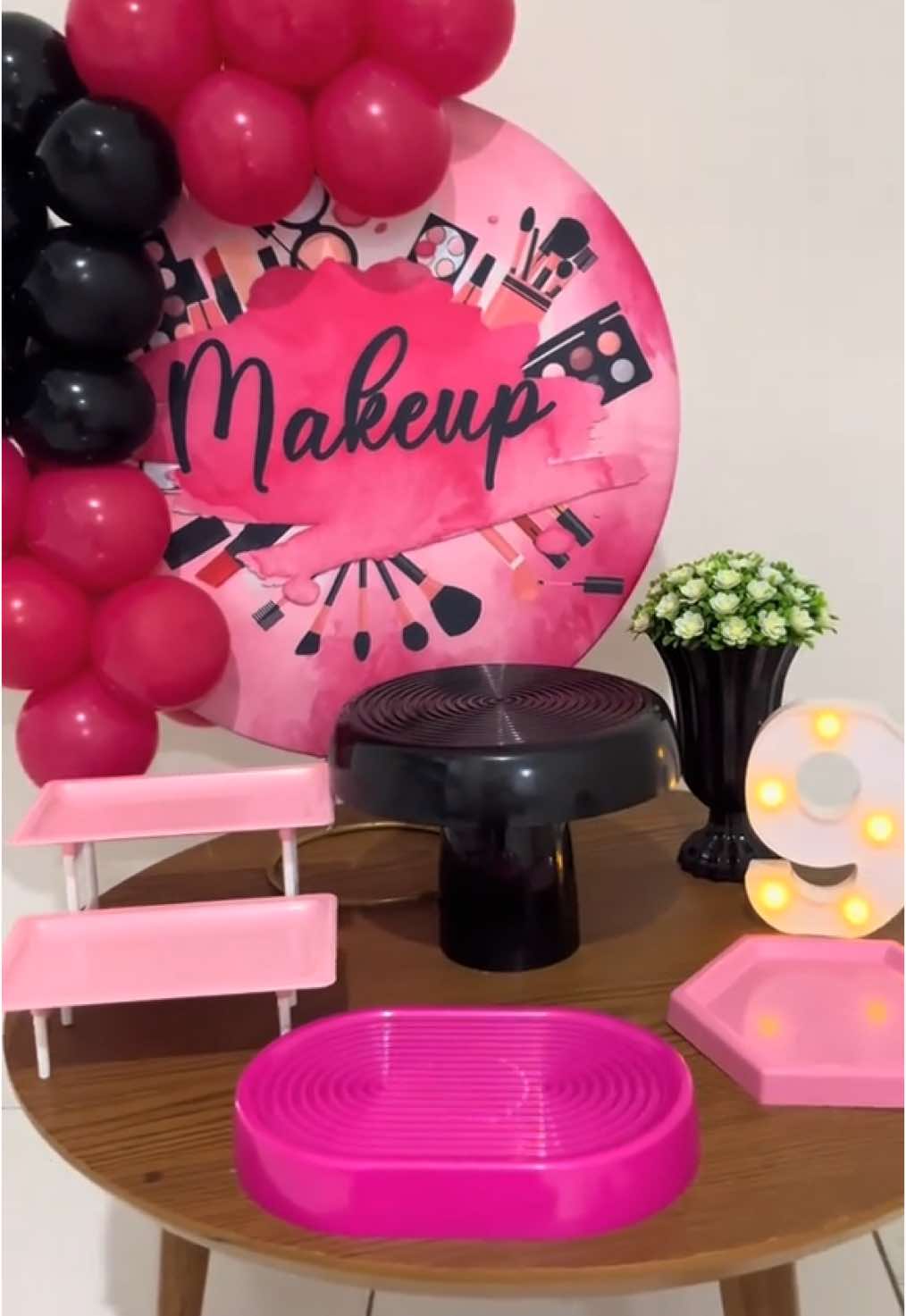 Tema: maquiagem 💄✨ lindo, né!? #festanamesa #minifesta #pegueemonte #festainfantil #aniversario #mesversario #festamenina #soumbolinho #decoracao #decoradora #maquiagem #makeup 