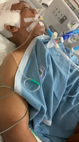 Cpet sadar pakk,anak sematawayang mu ini nmenin di samping mu😭😭😭icha ancur liat bapak di ruang ICU😭Bismillah ya pak,Allah maha perkasa dan maha bijaksana,icha yakin Allah gk akan ksh ujian di luar batas kemampuan hambanya,icha yakin kok bapak bisa lewatin masa kritis ini,icha jg yakin bpak bisa sehat sperti sedia kala🥺❤️