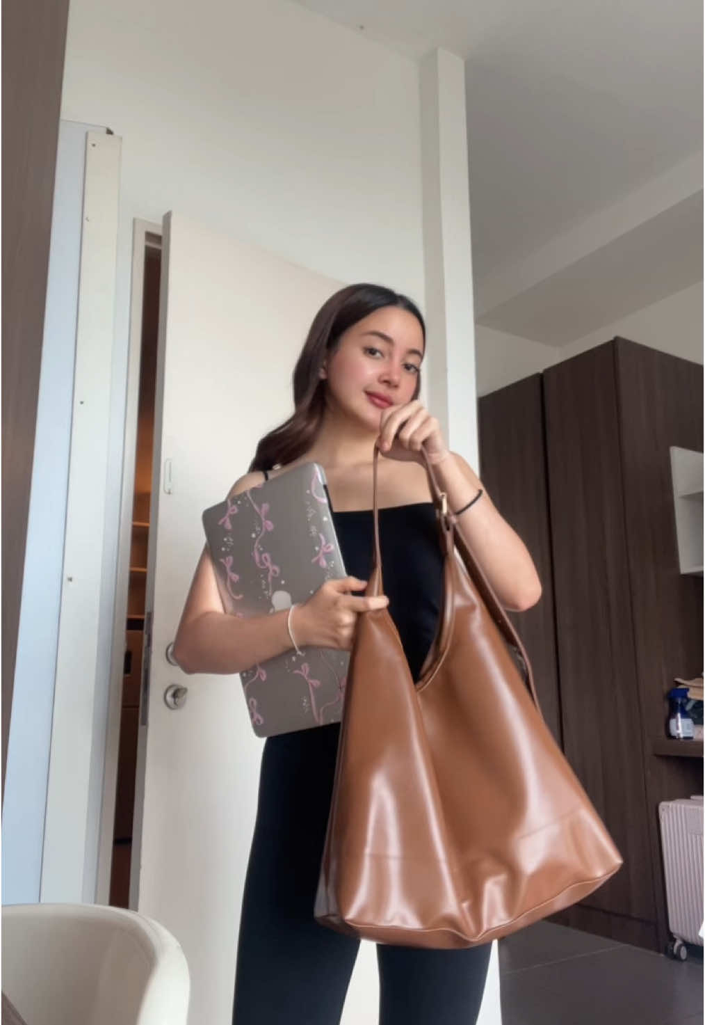 fits everything! my laptop, my notebooks etc! 💞