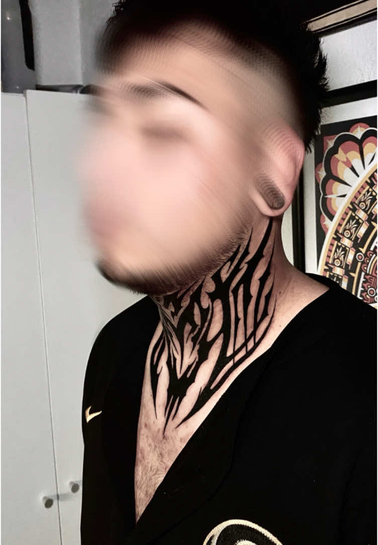 🔥 Blackwork en el cuello con líneas agresivas y alto contraste. Un diseño que resalta la anatomía y aporta un look imponente. Gracias por la confianza en este proyecto. ¡A seguir tatuando con todo! ⚡️🖤 #Blackwork #NeckTattoo #TatuajeNegro #InkAddict #TattooLife #Tatuadores #TattooLovers #DarkInk #BoldLines #TatuajeArte #TattooArtist #TattooPassion #TattooStudio #TatuajeMexicano #TattooCulture