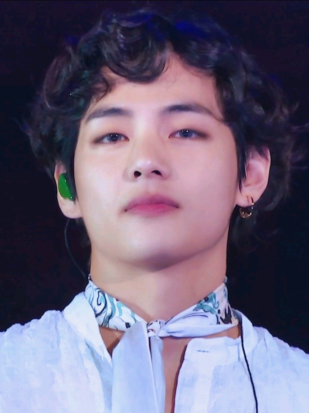 I'm obsessed with taehyung singing his verse in 