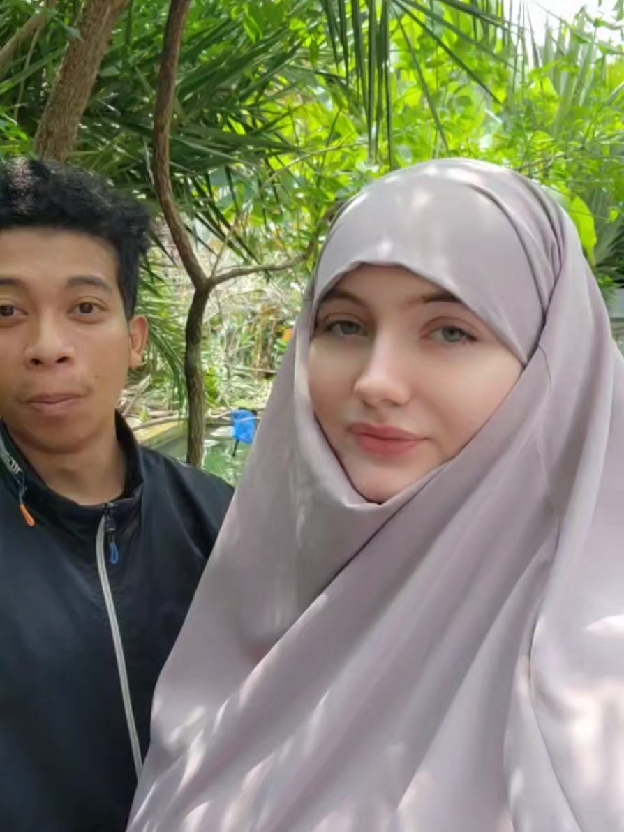 Ramadan Kareem Untuk semua orang Ini pertama kalinya saya berpuasa di Indonesia 🇮🇩✨️🤲📿  #indonesia #religion #viral #fyp #fypシ #fypage #fypシ゚viral #foryou #foryoupage #foryoupageofficiall #explorepage #explorepage✨ #yzxcba #Ramadan #RamadanMubarak #fasting #jilbab #hijab #convert #convertislam #bule #islam #muslim  #buleindo #bulerusia #Rusia #indo #mixedcouple 