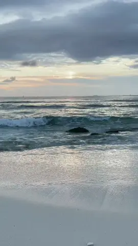 #приколы #смешноевидео #лучшее #рекомендации #реки #смешно #смех #кружки #приколыдослез Mercedes-Benz 300 SLR Uhlenhaut - самая дорогая машина Цена: $142 млн Мощность мотора: 310 л.с. Максимальная скорость: 290 км/ч Mercedes-Benz 300 SLR Uhlenhaut – весьма знаменитый автомобиль. Известно, что он является самым дорогим автомобилем в мире на нашу эпоху, а также самой дорогой машиной в истории человечества. В 2022 году за него были заплачены огромные 135 миллионов евро, что на тот момент соответствовало 142 миллионам долларов. 300 SLR Uhlenhaut — это своеобразная дорожная адаптация гоночного родстера 300 SLR, специально разработанного для участия в самых престижных гонках 1950-х годов. Всего были созданы лишь два экземпляра этого автомобиля с жесткой крышей и типичными для него дверьми, автомобиля получили свои названия в честь одного из соучредителей 300 SLR - Рудольфа Уленхаута, который сам использовал купе этой модели в качестве своего личного автомобиля. Некогда оба автомобиля 300 SLR Uhlenhaut находились в музее шлом году Mercedes-Benz, но в прошлом году компания приняла решение продать одну из них. Именно ту двухдверную модель, на которой покатался сам Уленхаут, продали на закрытом аукционе. Приобретенные средства были вложены в финансирование разнообразных образовательных проектов. Хотя имя покупателя так и осталось тайной, известно, что он согласился время от времени предоставлять автомобиль для публичных показов. Существуют и другие роскошные автомобили, к которым можно отнести модели, такие как «Pagani Huayra BC», «Lykan HyperSport» и многие другие. Все они отличаются элитарностью, высочайшим качеством и ценой, которая зачастую кажется недостижимой для обычных автомобилистов. Топовые бренды автомобилей, такие как Bugatti, Rolls-Royce, Lamborghini и другие, постоянно соревнуются друг с другом, стремясь создать машиНЫ С НОВЫМИ рекордами скорости, исключительным дизайном и несравненным комфортом. Большинство самых дорогих автомобилей в мире являются
 уникальными экземплярами, специально созданными для состоятельных покупателей по индивидуальному заказу. Путешествуя по улицам городов,
 маловероятно заметить их, ведь многие из этих автомобилей будут храниться в частных гаражах своих владельцев, стремясь сохранить их вдали от посторонних глаз. Очевидно, что стоимость этих машин превышает все ожидания и может достигать нескоЛЬКИ» миллионов долларов. Таким образом, мир самых дорогих автомобилей представляет собой уникальную нишу, доступную лишь небольшому кругу людей.