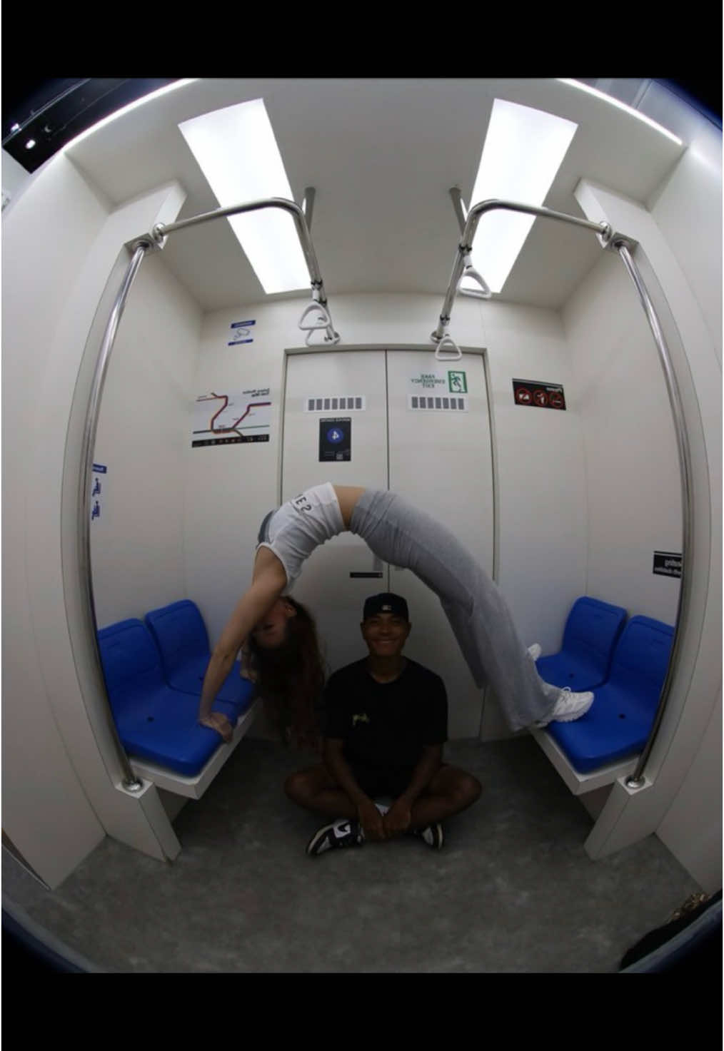 had to try this out ourselves 😭 credits @mikoseah #photobooth #dateideas #fypsg 