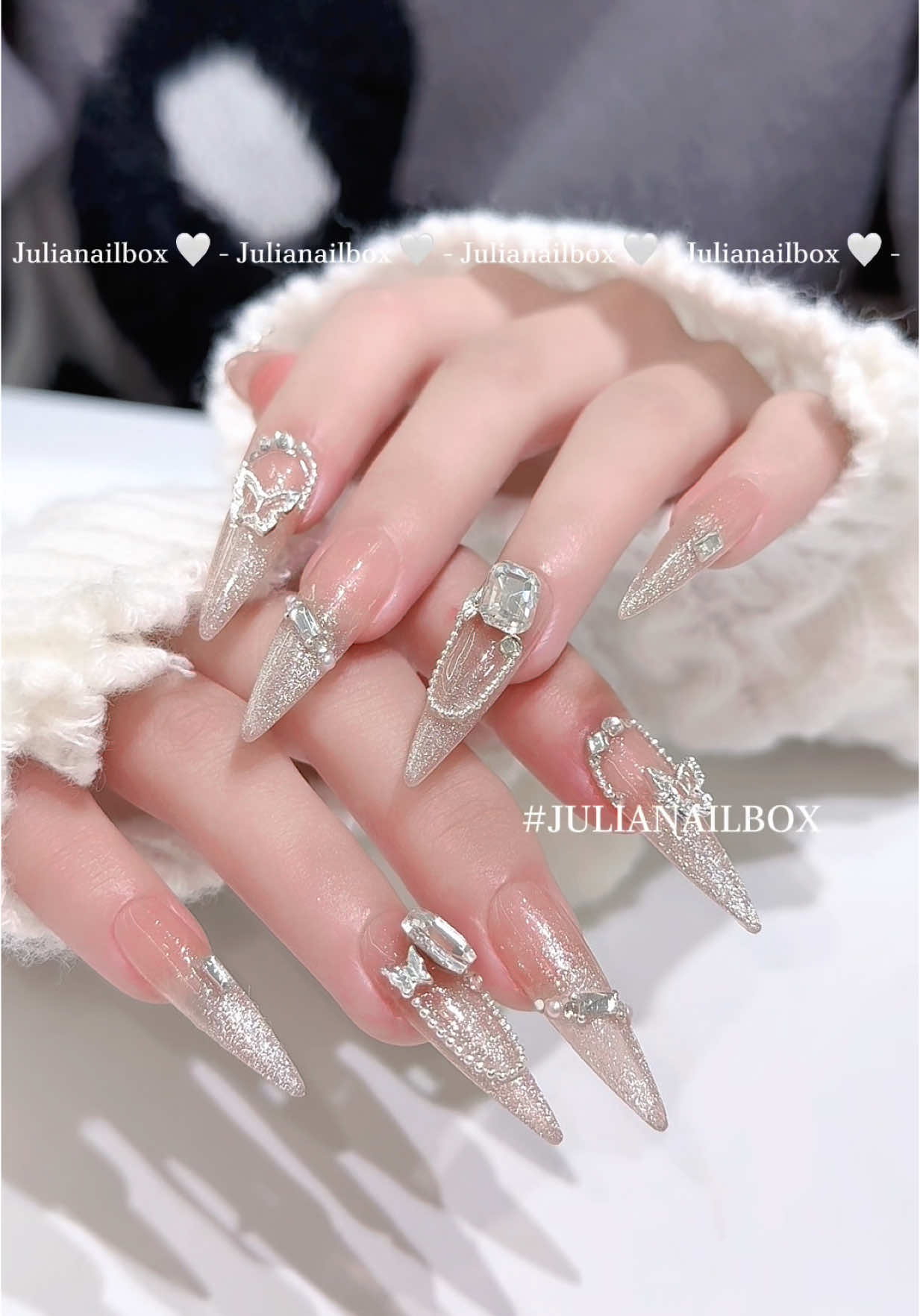 Đeo nailbox mà như làm tiệm thế này chỉ có thể là tone nude 😍😍😍#nailbox #julia #nail #nailboxthietke #nailsart #nailbox xinh bling #nailgiare #xuhuong 