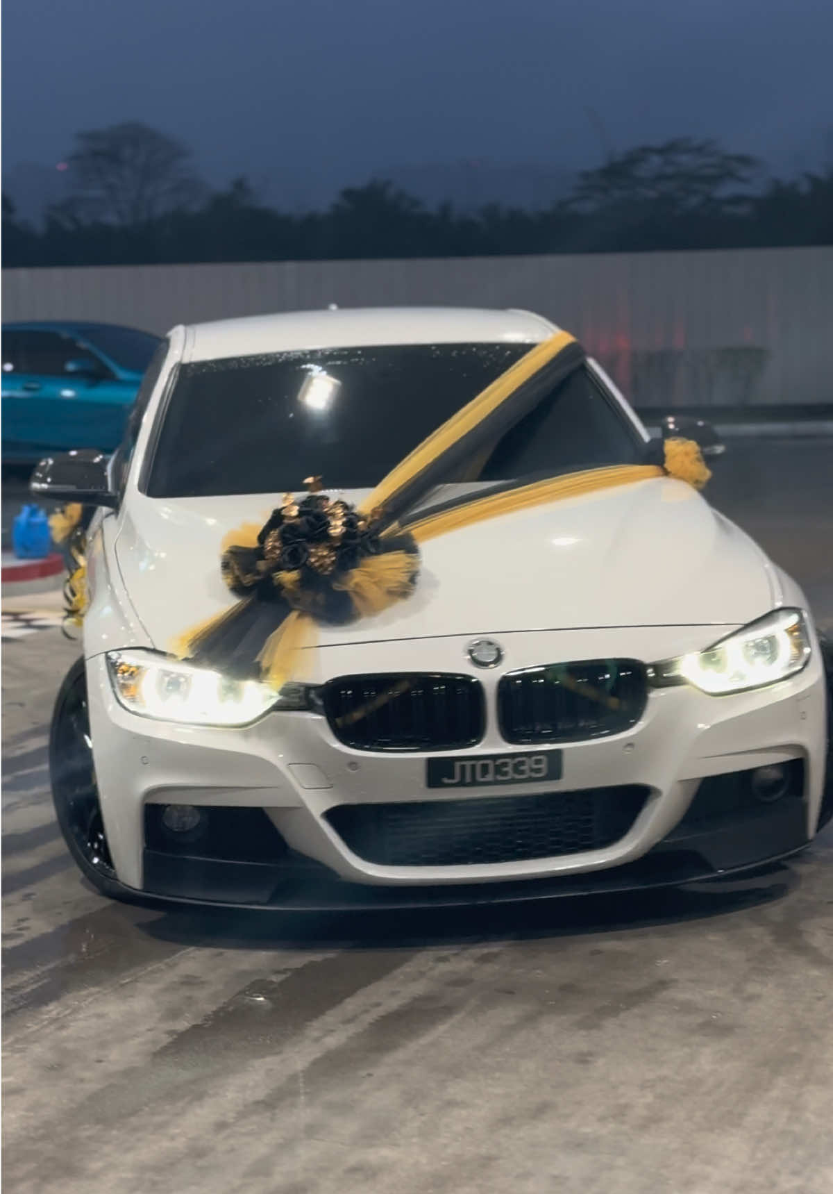 Gubahan Bunga Kereta BMW F30 bertemakan Black & Gold Any Enquiries : 📝 Wedding , Retirement & etc 📲 screenshot wedding car pic 🗓 confirm oder atleast 1 week before 📩 0127782445 #cardeco #carflower #carribbon #hiasankeretapengantin #decokereta #decokeretapengantin #weddingcardeco #weddingcar #bungakereta #keretapengantin  #cardecoration #weddingcardecoration #hiaskereta #fyp #bmw #bmwlife #bmwclub #bmwlove #bmwchallenge #bmwmalaysia #bmwlovers #bmwlifestyle #bmw3 #bmw3series #bmwf30 