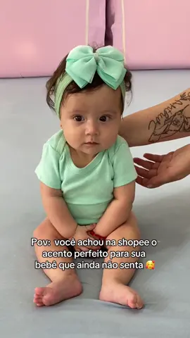 Esse acento é muito bom, levo para todo lugar da casa, e ela agora não quer mais ficar deitada 😅 Quem quiser o link só me pedi aqui nos comentários 😘 #maternidade #maedemenina #achadinhosshopee #brinquedos #enxovaldebebe 
