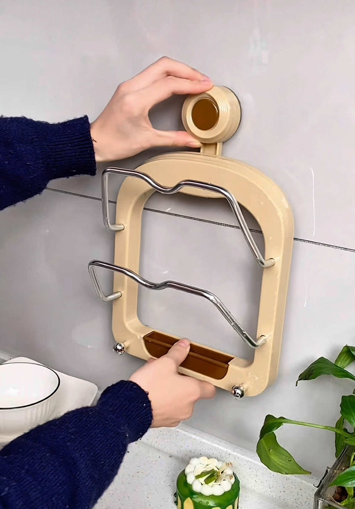 Giá cài nắp vung xoong nồi, có thể để thớt hay treo các vật dụng, thiết kế hút chân không tiện lợi