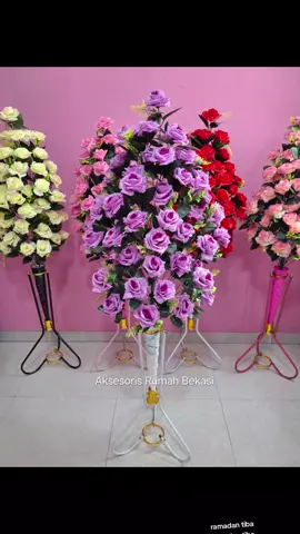 Masih edisi barang baru Hiasan sudut ruangan bunga mawar mekar artificial isi 54 kuntum dengan pot standing besi #JelajahRamadan #akssesorisrumahbekasi #EnergiKuatTiapLangkah 