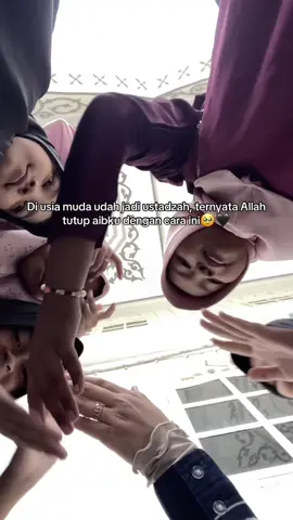 Jangan judge covernya. Karena Allah maha baik. Kalaulah Allah buka aibku barangkali sedikit saja, mungkin semua orang akan menjauhiku karena diri yang begitu hina. Begitu besar rasa kasih sayang Allah kpd hamba-Nya🥹🖤#CapCut #quotestory #fyp #fyppppppppppppppppppppppp #fypage #santripondok #santriindonesia #ramadhan 