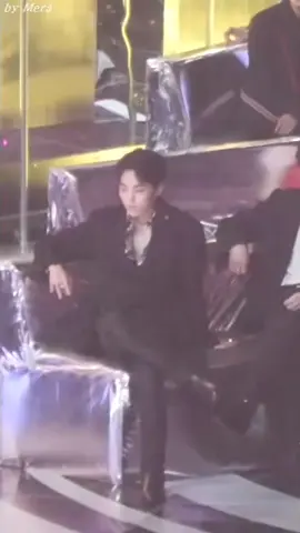 terpantau duo bocil satu ngantuk, satu boring . ujung sono aura CEO, ujung sini aura minta pulang. #exo  #sehun  #kai  #exol  #kpop  #xiumin  #suho 