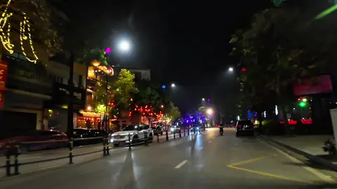 Thành phố Hải Dương về đêm đẹp lắm.  Ước có người đi cùng dạo quanh một vòng thành phố. Khi nào mệt thì mình cùng về nhà Nghỉ❤️😆.@Lang Thang Hải Dương #xuhuong #haiduong #quehuong #quehuong #haiduong34 #34haiduong #langthangđườngphố #langthanghaiduong #phattrienbanthan 