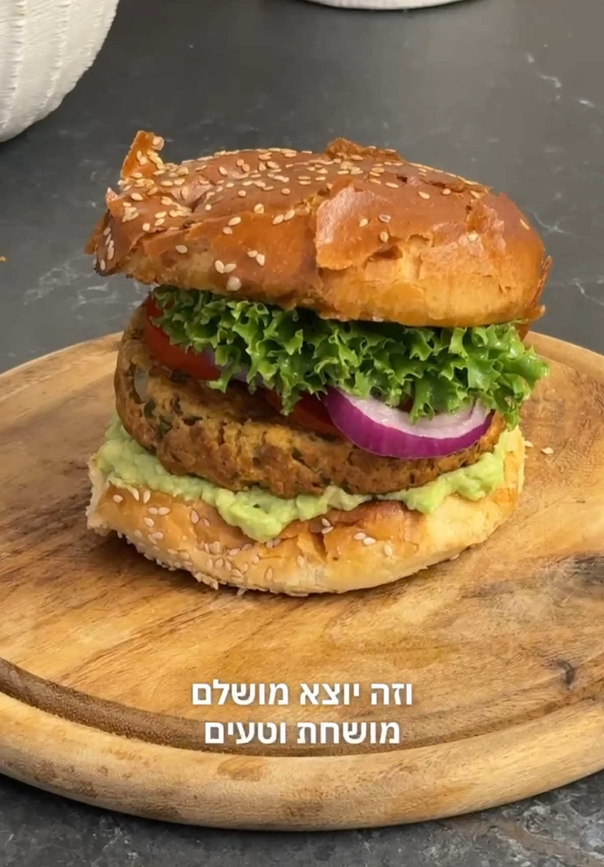 המבורגר טונה  מפוצץ חלבונים  מושלם למתאמנים 💪🏼 כמה דקות הכנה בלבד   וכמה שזה קל להכנה וטעים 😋 להמבורגר טונה  3 קופסאות טונה במים מסוננות  3 ביצים 3/4 כוס פירורי לחם  כפית אבקת אפיה  פיטרוזליה קצוצה  בצל קצוץ  מלח פלפל  כפית פפריקה כפית גריל עוף  כפית שטוחה כמון  2 כפות שמן זית  תערבבו ותלושו היטב הכל  תגלגלו לעיגולים ותמעכו לגודל  הרצוי כפי שניתן לראות בסרטון  אז יאלה רוצו להכין ושיהיה בתאבון 😋