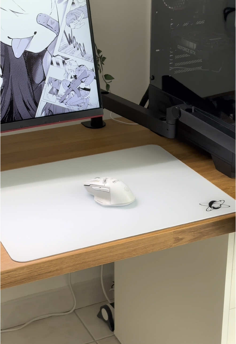 Atom by @clustrs.official 🤍🤍 This glasspad is insane 😮‍💨 #keyboard #desksetup #pc #mouse #pcsetup #glasspad #mousepad #glassmousepad #clustrs 