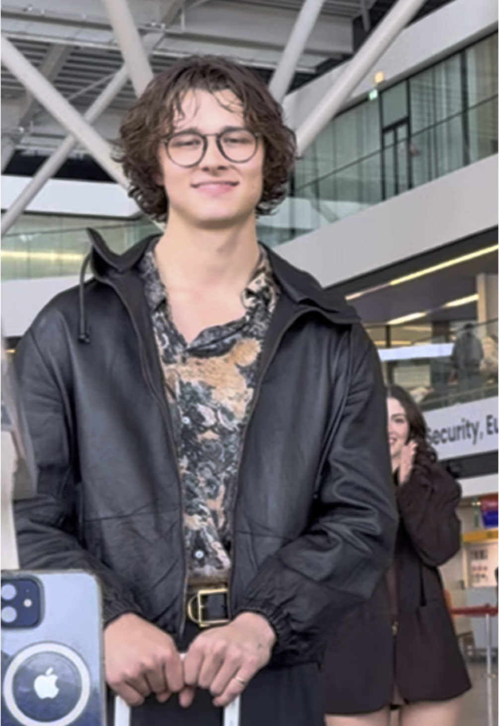 I met @david kushner at the AIRPORT! 😱🎶 Today I was playing piano while waiting for my flight, when suddenly a girl asked me to play Daylight by David Kushner. But I never expected that David himself was there... and that he would join me!! What a beautiful coincidence ❤️✨ #DavidKushner #Daylight #PublicPiano #MusicBringsUsTogether #ViralMoment #UnexpectedDuet